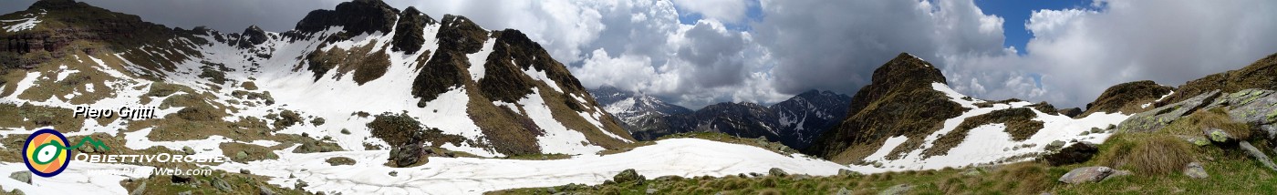 66 Panoramica dal Piatra Quadra ai Tre Pizzi....jpg